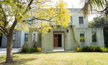 Esplendida casa de 4 dormitorios, 4 baños, pileta, en country nautico
