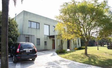 Esplendida casa de 4 dormitorios, 4 baños, pileta, en country nautico
