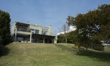 Esplendida casa de 4 dormitorios, 4 baños, pileta, en country nautico