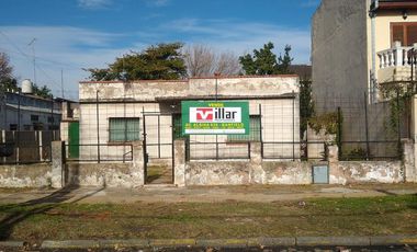 Casa en venta sobre gran lote. Zonificación R2 1. Banfield E.-
