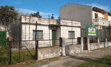 Casa en venta sobre gran lote. Zonificación R2 1. Banfield E.-