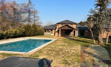 Casa en  Parque de las Naciones excelente estado Piscina Quincho y cochera