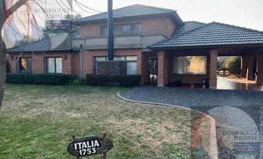 Casa en  Parque de las Naciones excelente estado Piscina Quincho y cochera