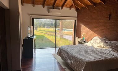 Casa en  Parque de las Naciones excelente estado Piscina Quincho y cochera
