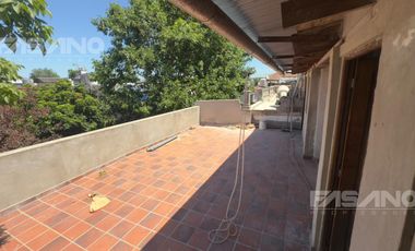 ALQUILER - CASA 11 AMB. EN SAN ANDRES. USO COMERCIAL /PROFESIONAL