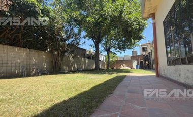 ALQUILER - CASA 11 AMB. EN SAN ANDRES. USO COMERCIAL /PROFESIONAL