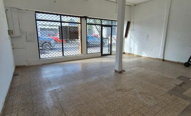 Local de 7 x 6 mts Aprox, muy buena ubicación.- Banfield E.