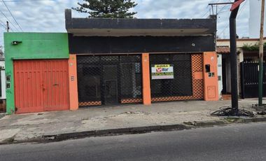 Local de 7 x 6 mts Aprox, muy buena ubicación.- Banfield E.