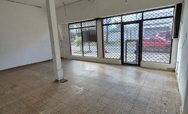 Local de 7 x 6 mts Aprox, muy buena ubicación.- Banfield E.