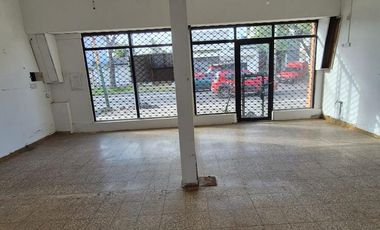 Local de 7 x 6 mts Aprox, muy buena ubicación.- Banfield E.