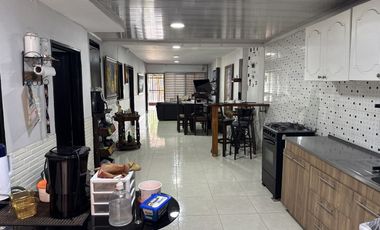 Casa bifamiliar con local comercial y doble renta en Villa del Sur | Uso mixto y excelente ubicación