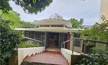 Venta de Casa con terreno - en El Carmen POR DEBAJO DEL AVALUO