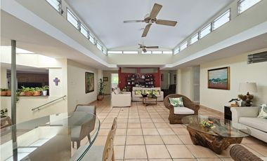 Venta de Casa con terreno - en El Carmen POR DEBAJO DEL AVALUO