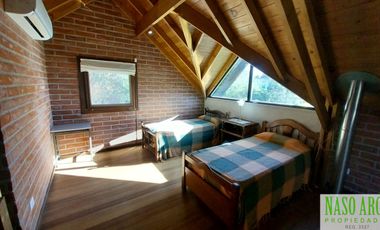 Hermosa propiedad de diseño en venta en Sierra de los Padres. Gas natural