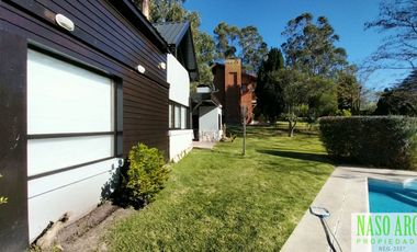 Hermosa propiedad de diseño en venta en Sierra de los Padres. Gas natural