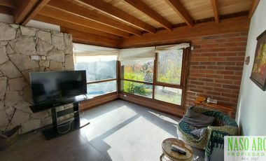 Hermosa propiedad de diseño en venta en Sierra de los Padres. Gas natural