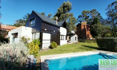 Hermosa propiedad de diseño en venta en Sierra de los Padres. Gas natural