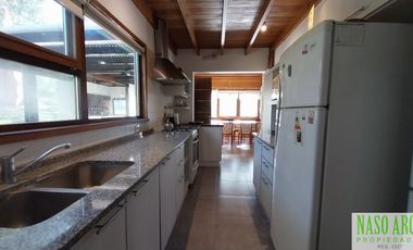 Hermosa propiedad de diseño en venta en Sierra de los Padres. Gas natural