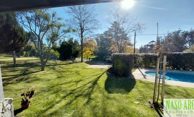 Hermosa propiedad de diseño en venta en Sierra de los Padres. Gas natural