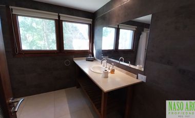 Hermosa propiedad de diseño en venta en Sierra de los Padres. Gas natural