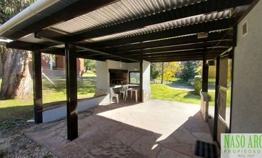 Hermosa propiedad de diseño en venta en Sierra de los Padres. Gas natural