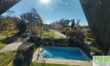 Hermosa propiedad de diseño en venta en Sierra de los Padres. Gas natural