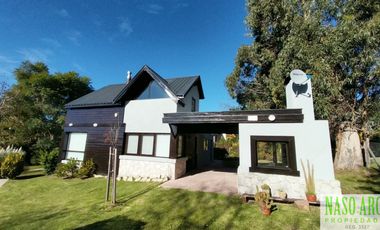 Hermosa propiedad de diseño en venta en Sierra de los Padres. Gas natural