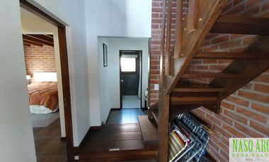 Hermosa propiedad de diseño en venta en Sierra de los Padres. Gas natural