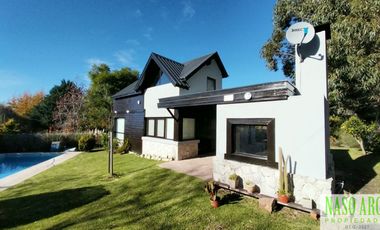 Hermosa propiedad de diseño en venta en Sierra de los Padres. Gas natural