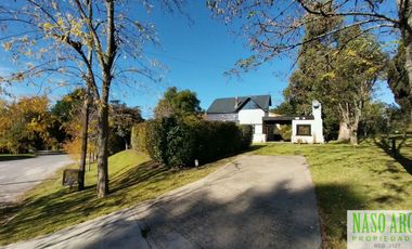 Hermosa propiedad de diseño en venta en Sierra de los Padres. Gas natural