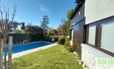 Hermosa propiedad de diseño en venta en Sierra de los Padres. Gas natural