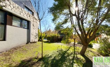 Hermosa propiedad de diseño en venta en Sierra de los Padres. Gas natural