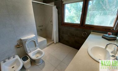 Hermosa propiedad de diseño en venta en Sierra de los Padres. Gas natural