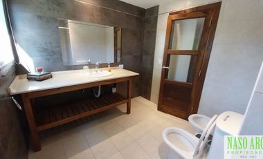 Hermosa propiedad de diseño en venta en Sierra de los Padres. Gas natural