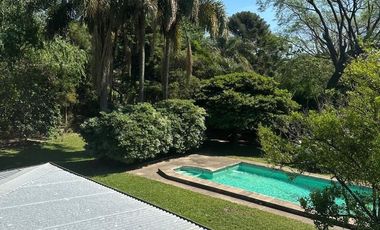 CASA CON PILETA Y GRAN TERRENO EN B° JORGE NEWBERY