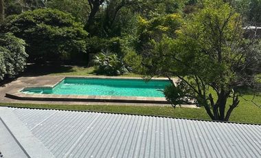 CASA CON PILETA Y GRAN TERRENO EN B° JORGE NEWBERY
