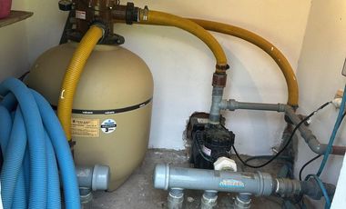 CASA CON PILETA Y GRAN TERRENO EN B° JORGE NEWBERY