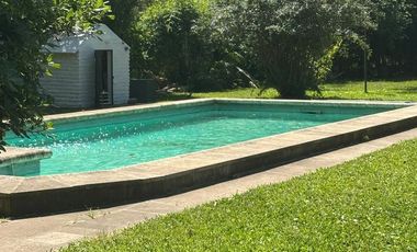CASA CON PILETA Y GRAN TERRENO EN B° JORGE NEWBERY
