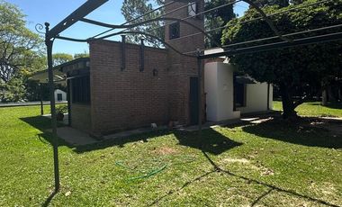 CASA CON PILETA Y GRAN TERRENO EN B° JORGE NEWBERY