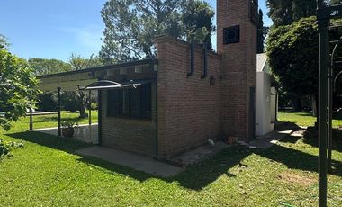 CASA CON PILETA Y GRAN TERRENO EN B° JORGE NEWBERY