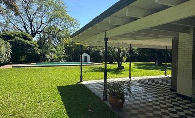 CASA CON PILETA Y GRAN TERRENO EN B° JORGE NEWBERY