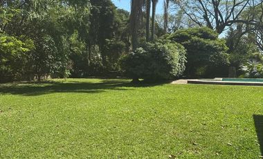 CASA CON PILETA Y GRAN TERRENO EN B° JORGE NEWBERY