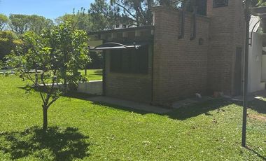CASA CON PILETA Y GRAN TERRENO EN B° JORGE NEWBERY