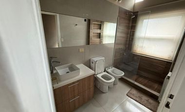 ALQUILER CASA EN BARRIO GALÁPAGOS CON JARDÍN 7 AMB