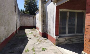 Venta casa 3 ambientes con patio y cochera Miramar