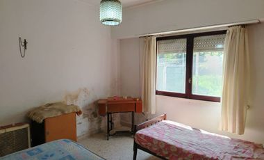Venta casa 3 ambientes con patio y cochera Miramar