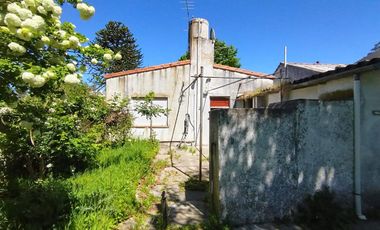 Venta casa 3 ambientes con patio y cochera Miramar