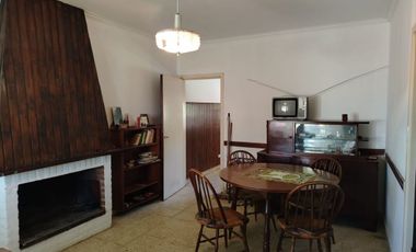 Venta casa 3 ambientes con patio y cochera Miramar