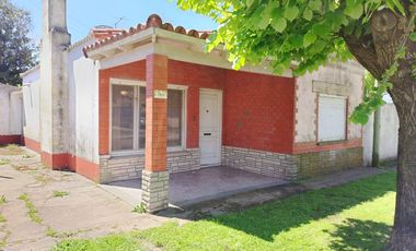 Venta casa 3 ambientes con patio y cochera Miramar