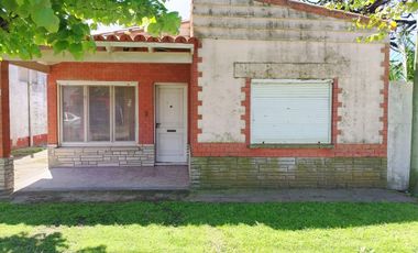 Venta casa 3 ambientes con patio y cochera Miramar